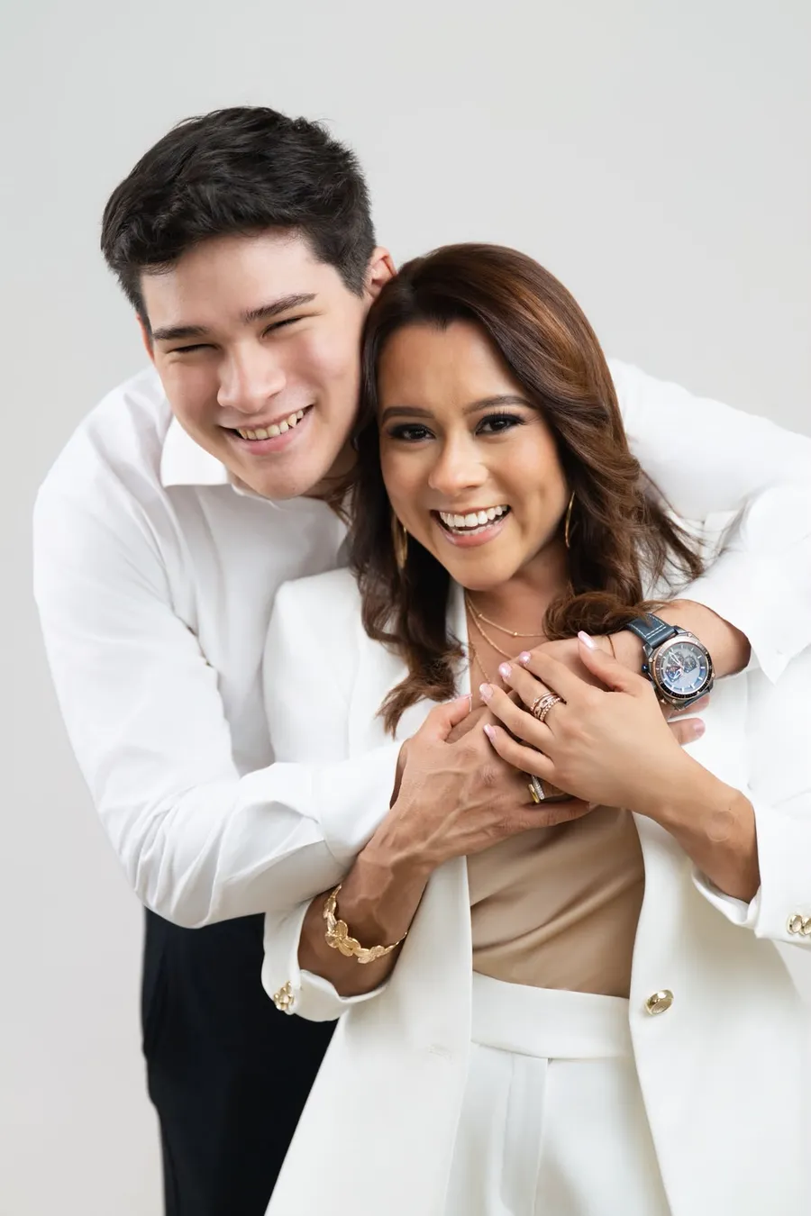 Wendy Ortiz y Gilberto Argaiz abrazados y sonriendo