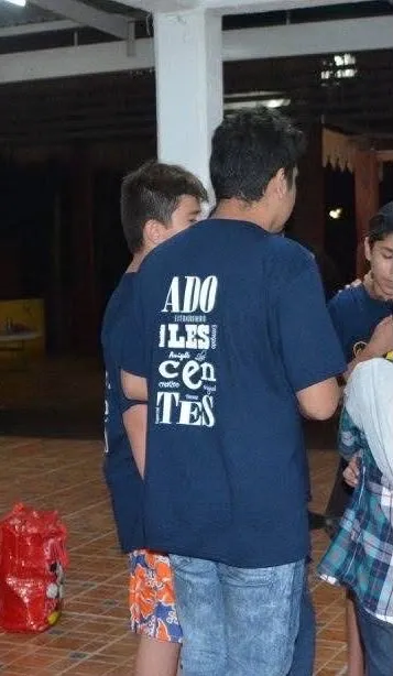 Un participante de espaldas con la playera de su generación